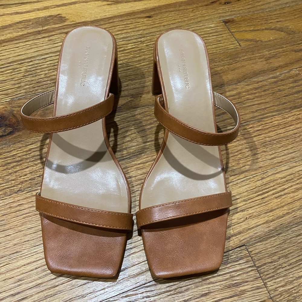 Banana Republic Factory brown low heeled sandals size 7.5